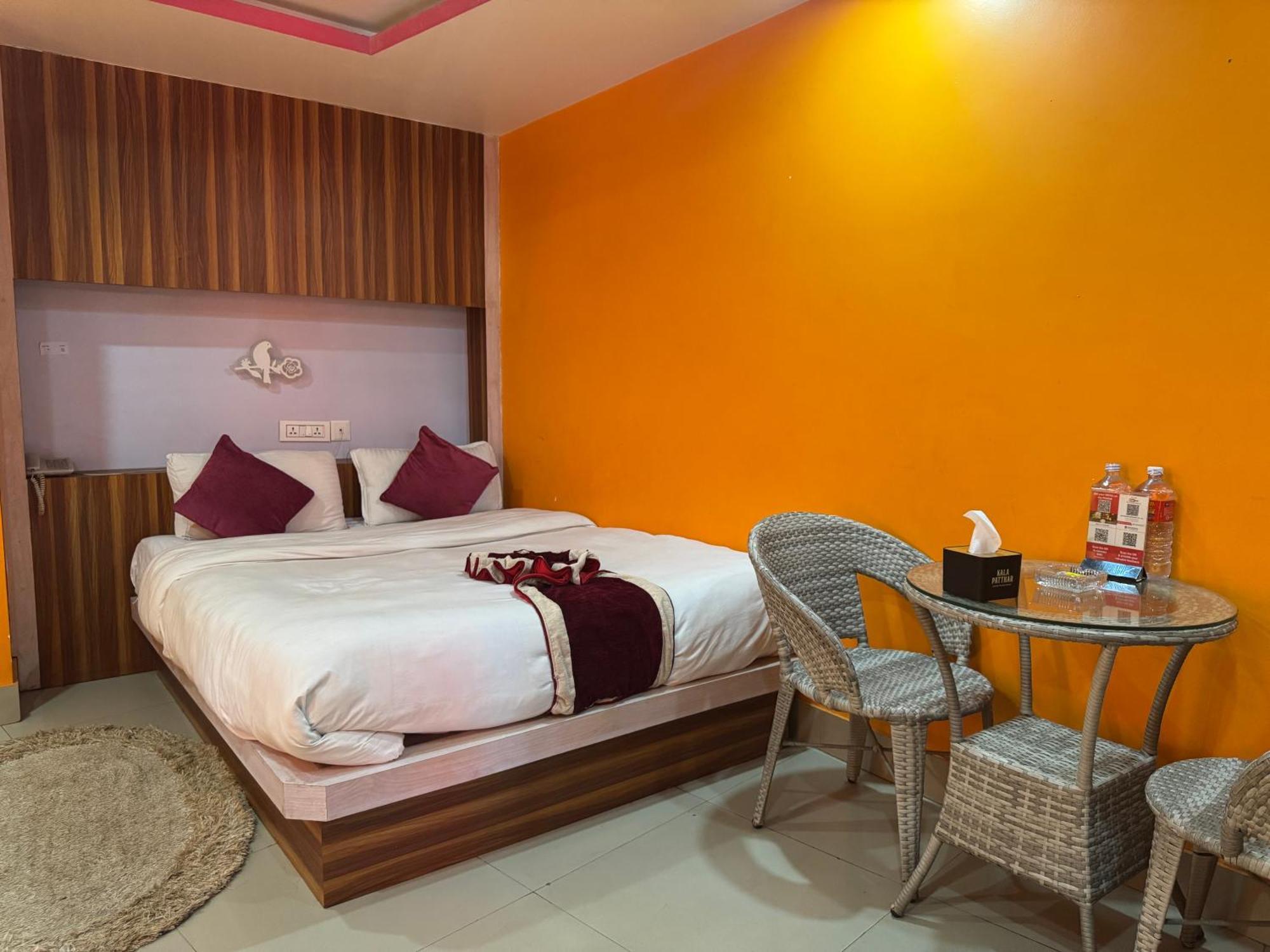 Om Tandoori Hotel Катманду Екстериор снимка